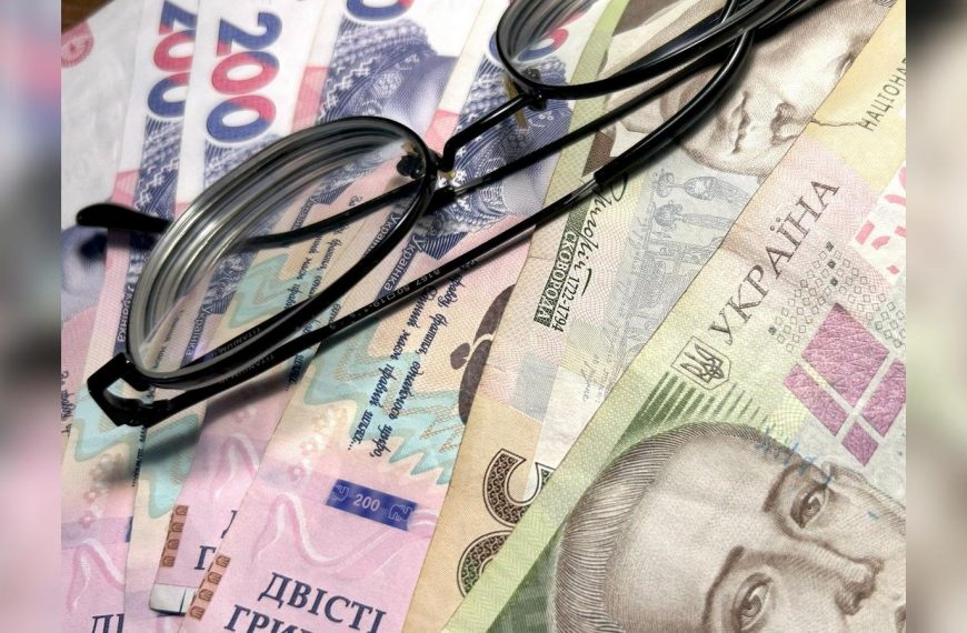 18:32 30 квітня 2025 В Україні за 2 місяці зросла середня зарплата: скільки отримують українці — 24 000 чи 19 400 гривень, і як це вплине на пенсію ПФУ затверджено середню зарплату, з якої сплачено страхові внески, у 19 430 гривень. Саме вона враховується для обчислення пенсії